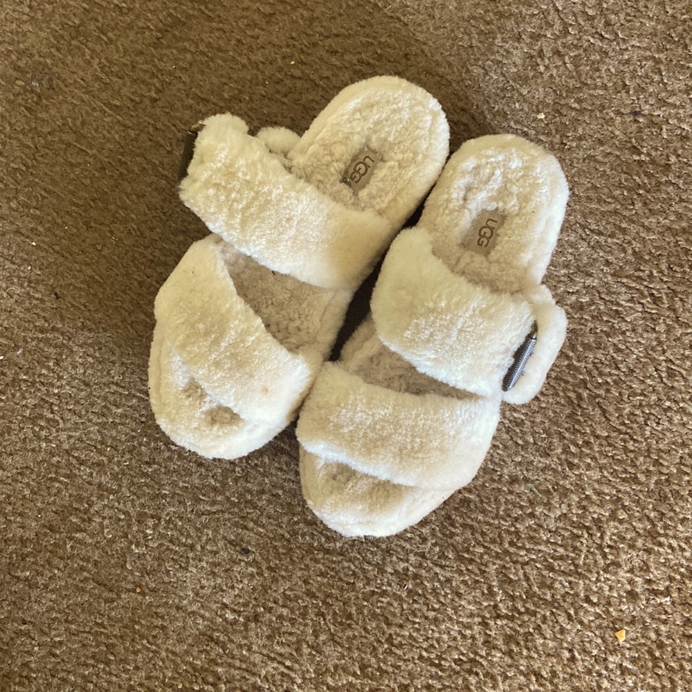 Ugg Sandles in good condition! Haven’t been worn much!